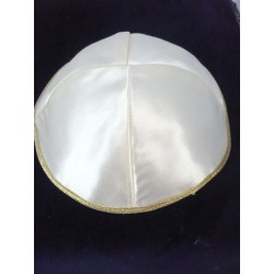 Kippa blanche satinée lisière dorée