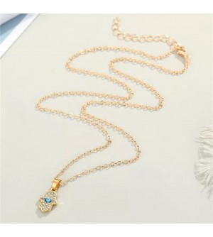 collier avec pendentif main de fatma et oeil