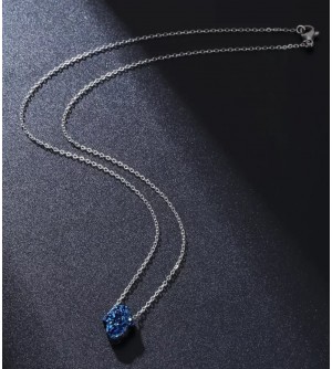 collier avec pendentif main de fatma bleu